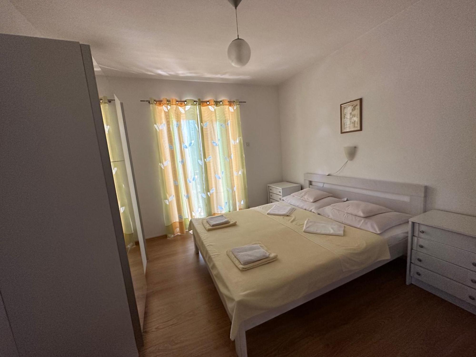 Ira Apartma *